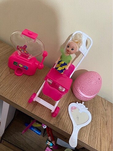 Minik Barbie ve bebek arabası