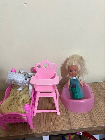 Action Baby Carries Minik Barbie ve aksesuarları