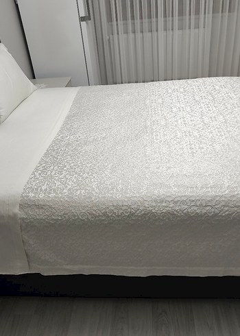 Beyaz Yatak Örtüsü - Görsel 2