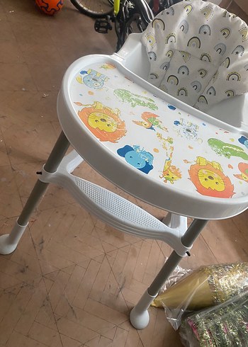 Beyaz Desenli Bebek Mama Sandalyesi