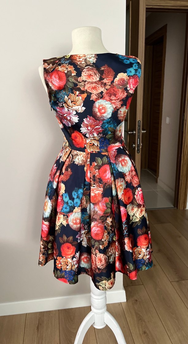 Çiçek Desenli Vintage Midi Elbise - Görsel 4