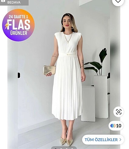 Beyaz piliseli elbise