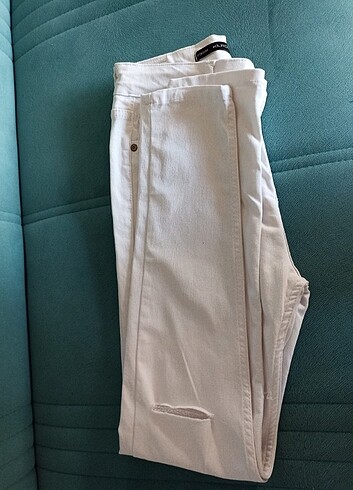 BEYAZ DİZLERİ YIRTIK DENİM PANTOLON - Görsel 3