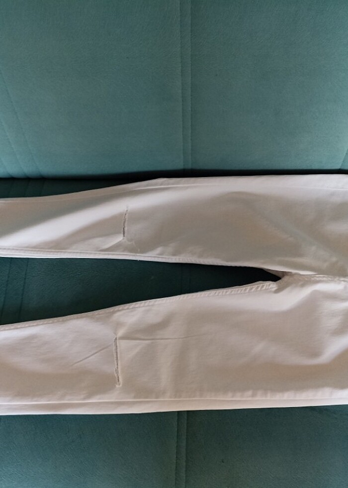 BEYAZ DİZLERİ YIRTIK DENİM PANTOLON - Görsel 2