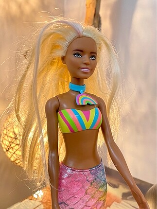 Suda renk değiştiren barbie