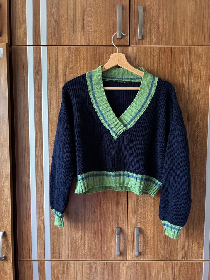 lacivert crop kolej temalı triko kazak - Görsel 2