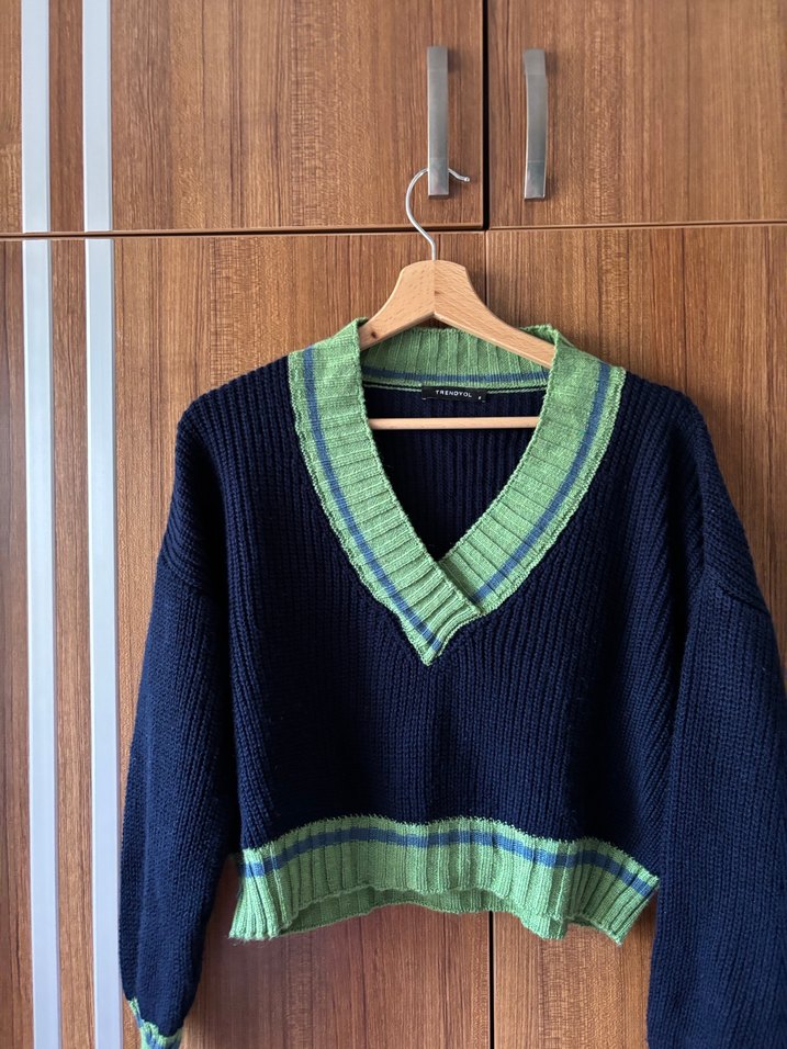 lacivert crop kolej temalı triko kazak - Görsel 3