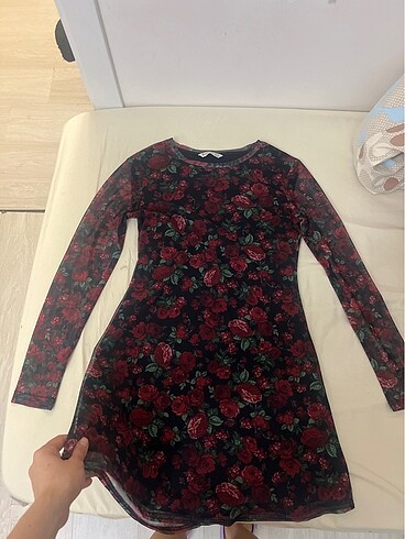 Stradivarius tül kırmızı çiçekli elbise