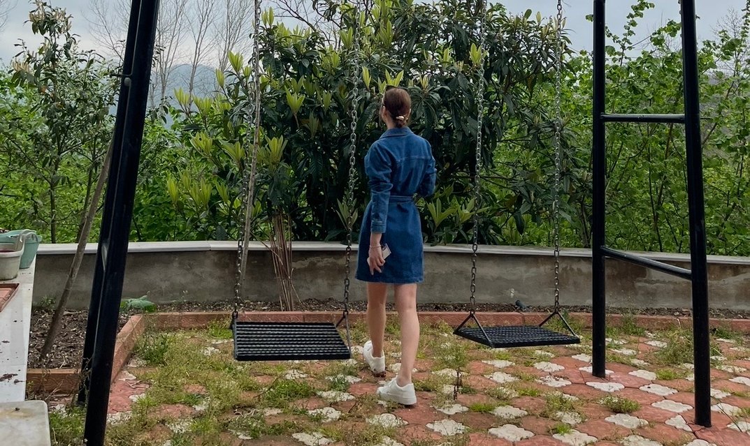 Zincir Detaylı Mavi Kot Mini Elbise - Görsel 4