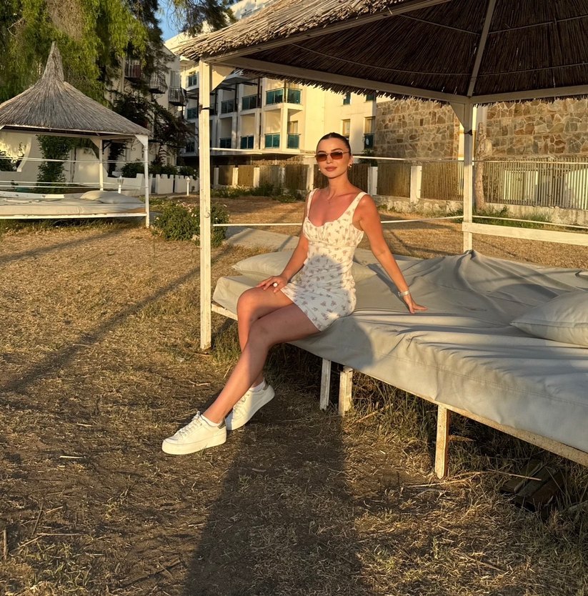 Beyaz Bağlama Detaylı Mini Kadın Tulum - Görsel 5