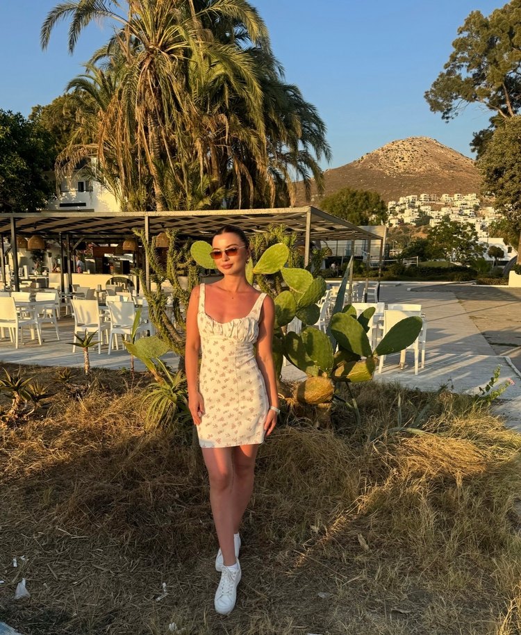 Beyaz Bağlama Detaylı Mini Kadın Tulum - Görsel 3