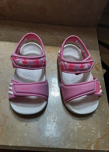 kız çocuk orijinal adidas sandalet