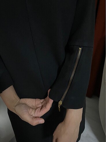 Zara kolu fermuar desenli siyah elbise - Görsel 5