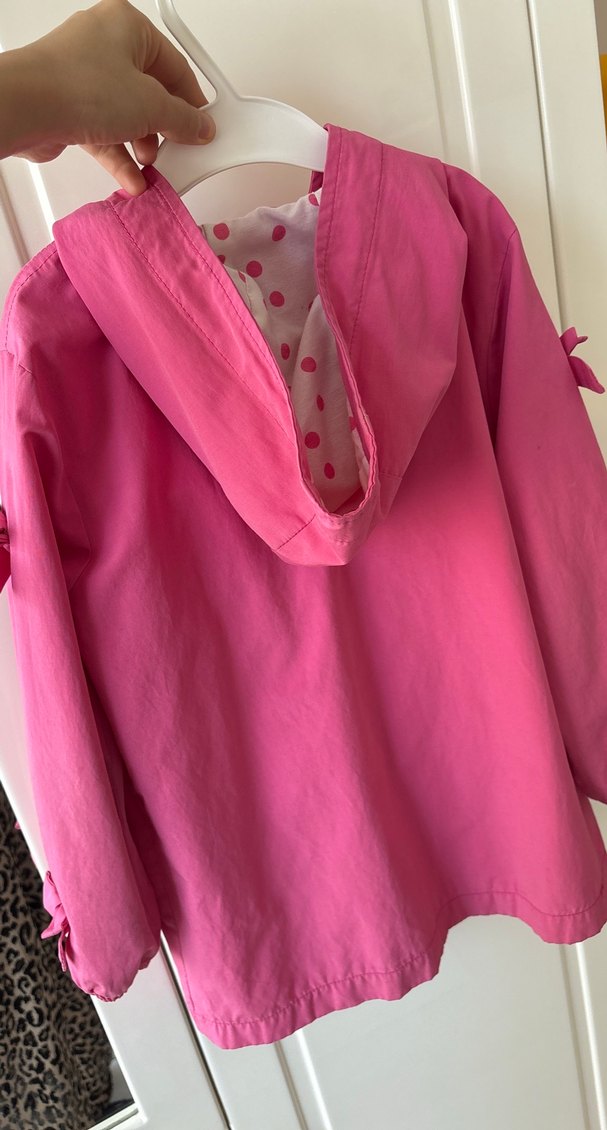 Kız Çocuk Pembe Kapüşonlu Düğmeli Yağmurluk - Görsel 3
