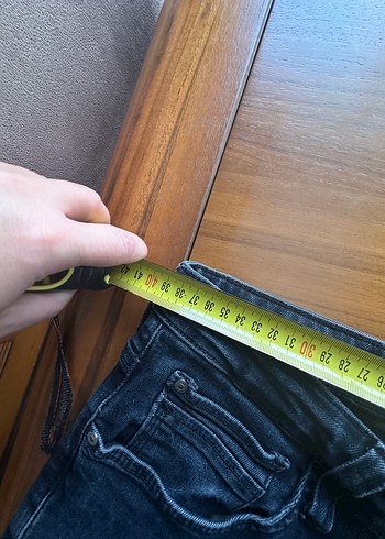 Mavi marka, koyu renk pantolon. Günlük kombinler için ideal. 31 - Görsel 3