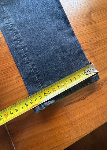 Mavi marka, koyu renk pantolon. Günlük kombinler için ideal. 31 - Görsel 4