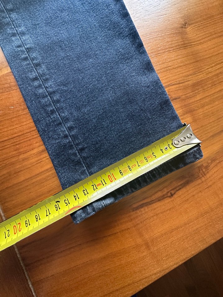 Mavi marka, koyu renk pantolon. Günlük kombinler için ideal. 31 - Görsel 4