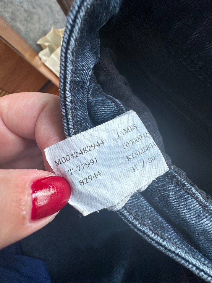 Mavi marka, koyu renk pantolon. Günlük kombinler için ideal. 31 - Görsel 2