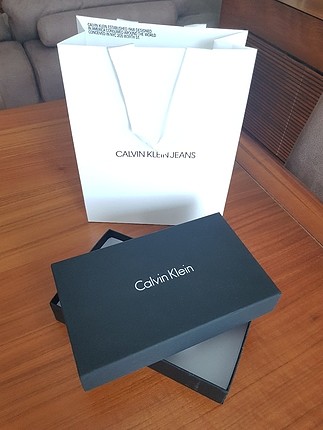 Calvin Klein dış dokusu deri tarzında sert kutu ve karton poşet 