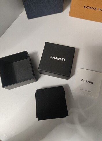 Chanel siyah küpe kutusu ve içindeki kesesi ile birlikte