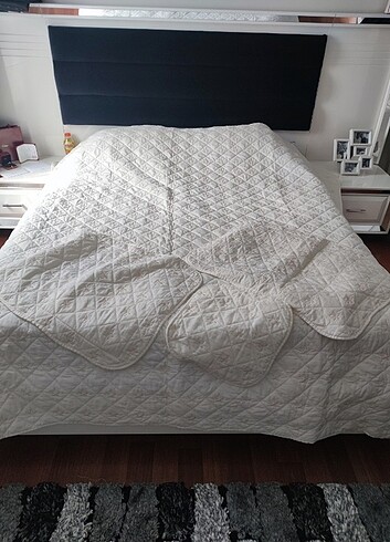 çift kişilik yatak örtüsü. ölçüler görselde mevcut. 3 adet yastı