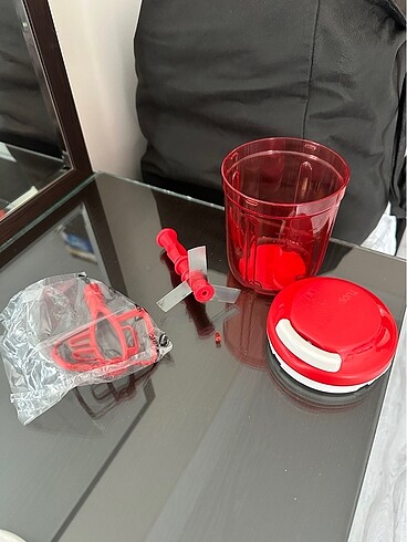 Tupperware orta boy iç kısmındaki küçük plastik bölüm kırık o se