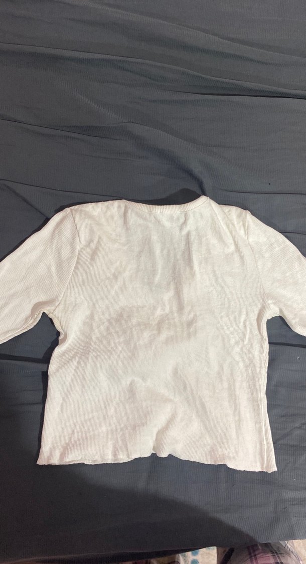 Düğmeli Beyaz V Yakalı Kadın crop - Görsel 2