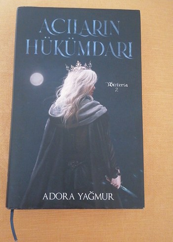 Acıların Hükümdarı - Adora Yağmur