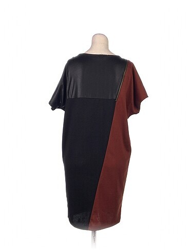 m Beden PreLoved Kısa Elbise %70 İndirimli.
