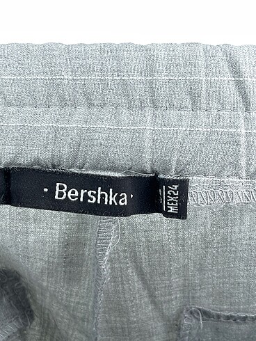 xs Beden gri Renk Bershka Kumaş Pantolon %70 İndirimli.