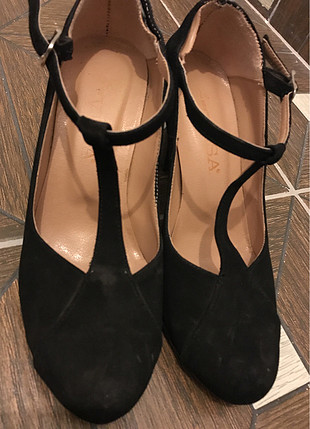 Siyah kısa topuk bantlı ayakkabı 