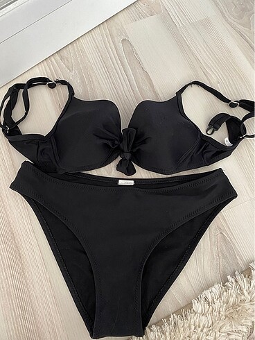 Siyah bikini takımı