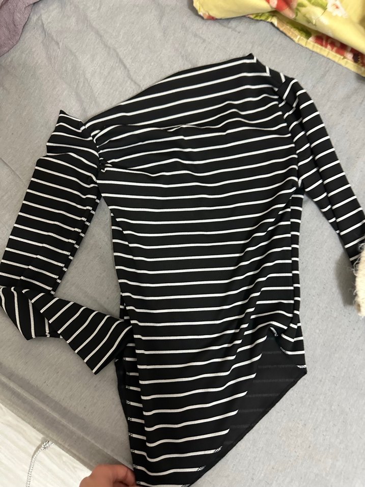 Tek omuz düşük asimetrik bluz - Görsel 3