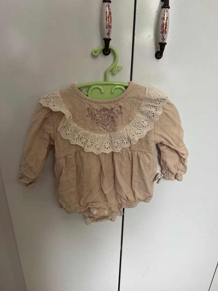 Nakışlı Dantelli Bebek Kız Tulum ve Şapka - Görsel 3