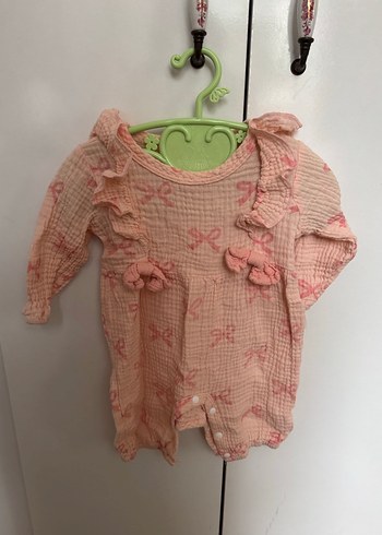 Pembe Nakışlı Fırfırlı Bebek Tulum - Görsel 3