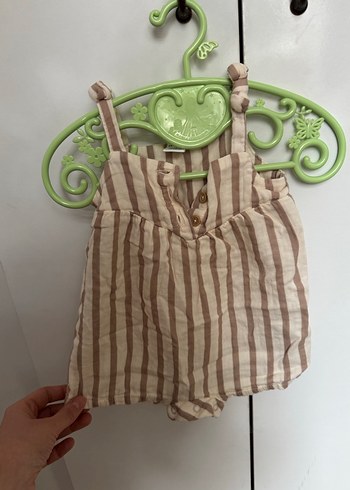 Bej Çizgili Askılı Bebek Tulum - Görsel 3