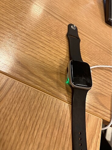 Akıllı saat , apple formatında şarj kablosu var