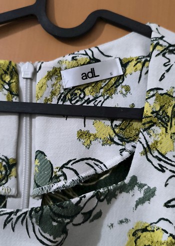 V Yaka Kısa Kollu Midi Desenli Kadın Elbise - Görsel 3