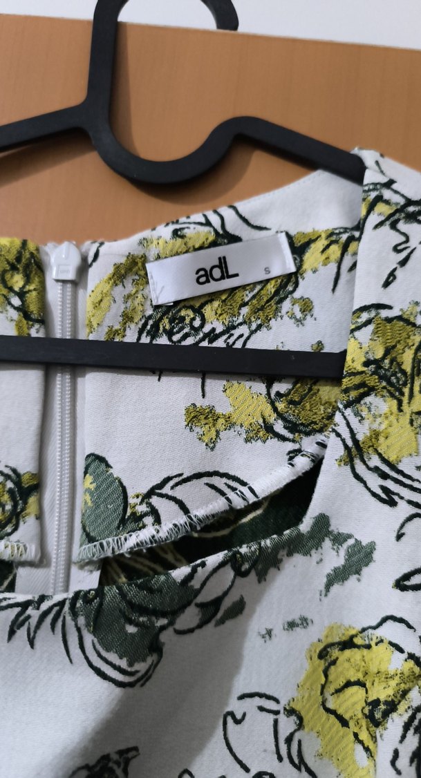 V Yaka Kısa Kollu Midi Desenli Kadın Elbise - Görsel 3