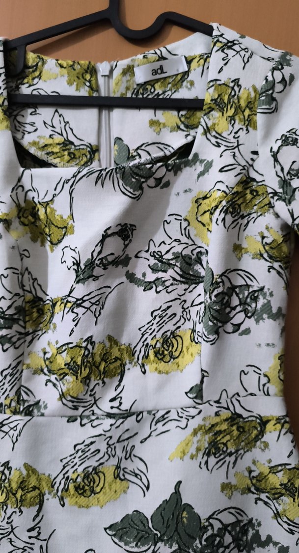 V Yaka Kısa Kollu Midi Desenli Kadın Elbise - Görsel 4