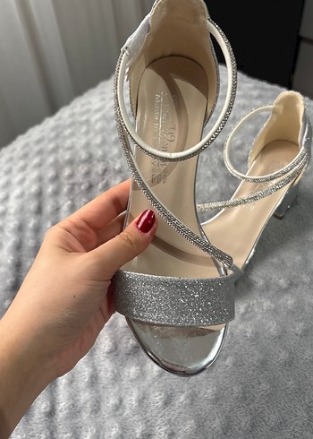 Gri Simli Topuklu Çocuk Ayakkabı - Görsel 3