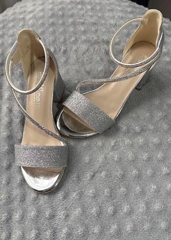 Gri Simli Topuklu Çocuk Ayakkabı - Görsel 2