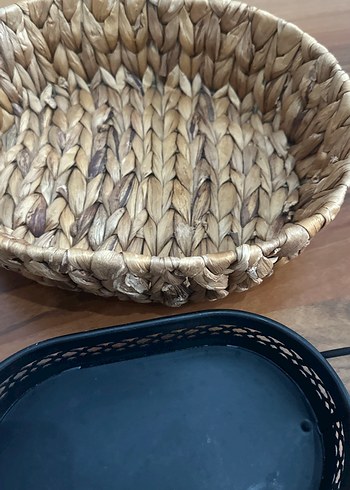 Kahverengi Hasır Sepet ve Siyah Metal Tepsi - Görsel 4