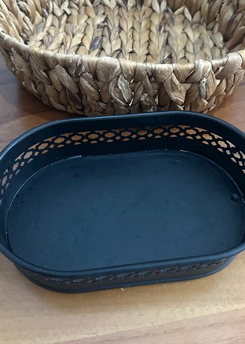 Kahverengi Hasır Sepet ve Siyah Metal Tepsi - Görsel 3