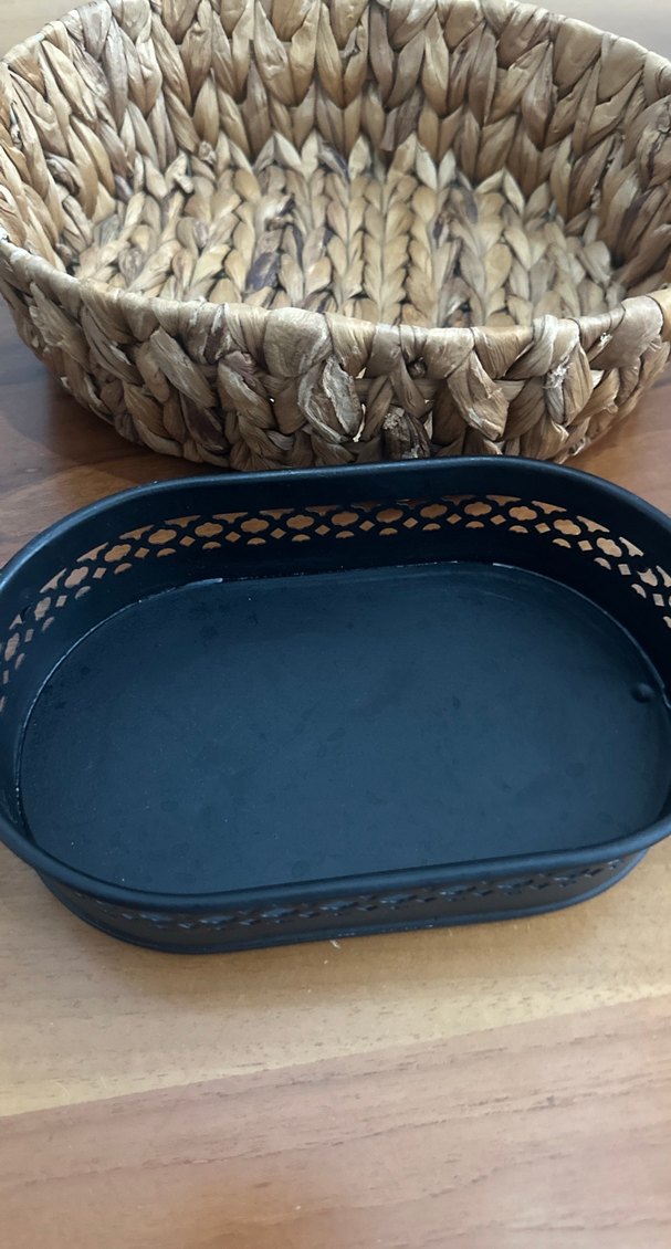 Kahverengi Hasır Sepet ve Siyah Metal Tepsi - Görsel 3