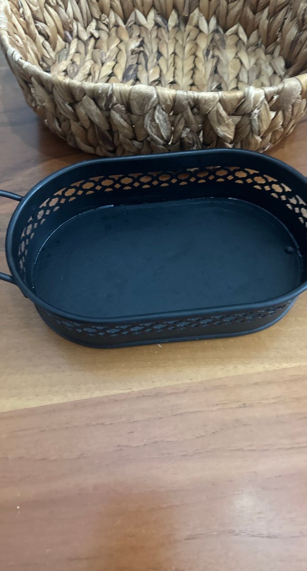 Kahverengi Hasır Sepet ve Siyah Metal Tepsi - Görsel 2