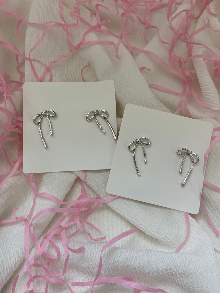 Mini Fiyonklu İşlemeli Kadın Küpeler - Görsel 2