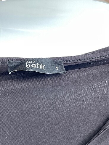 s Beden siyah Renk Batik T-shirt %70 İndirimli.