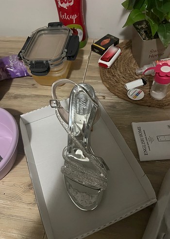 Gri Yılan Desenli Metal Topuklu Kadın Ayakkabı