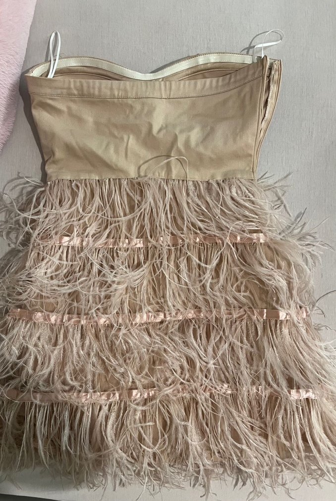 Tüy Detaylı Mini Straplez elbise - Görsel 3